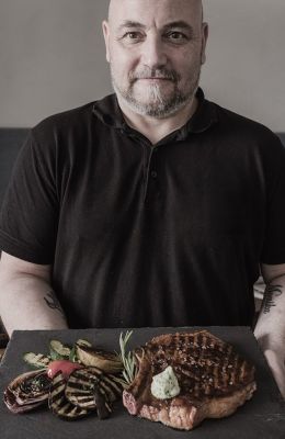 Una visione contemporanea della Valtellina: una cucina che la reinterpreta, una cantina ricercata e l’attenzione ai dettagli.